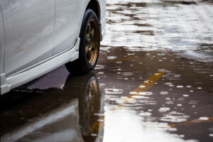 Een situatie waar aquaplaning kan ontstaan