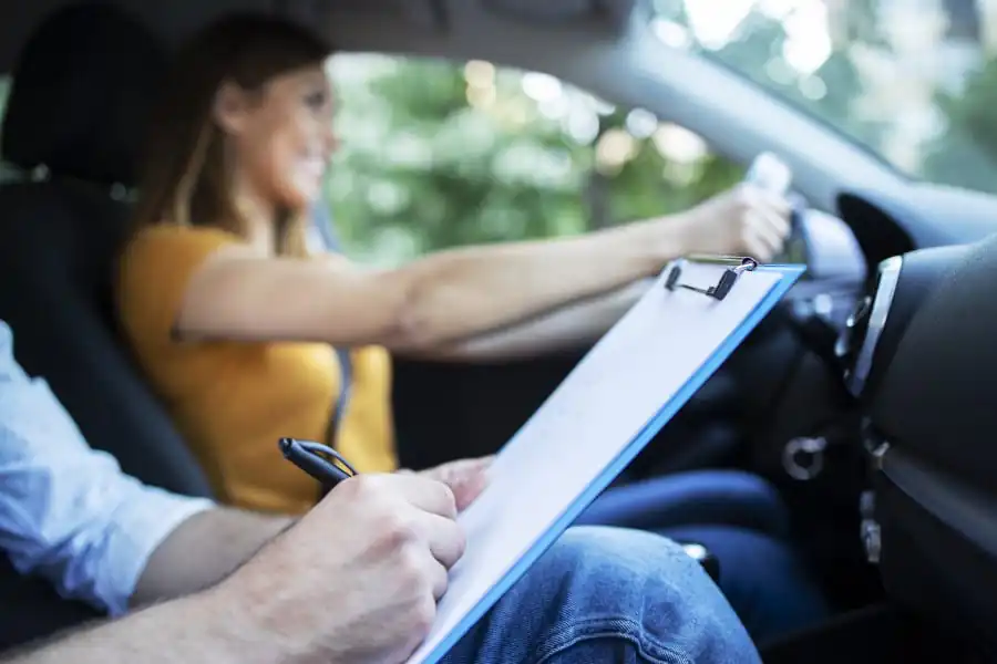 Je eerste rijles: hoe je jezelf kunt voorbereiden en wat je kunt verwachten
