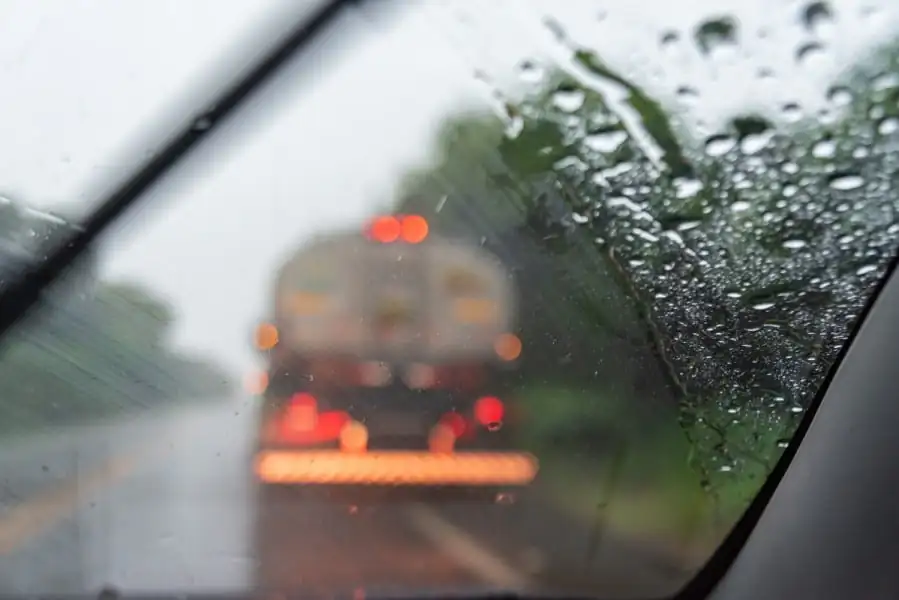 Rijden in verschillende weersomstandigheden: Tips voor een veilige reis